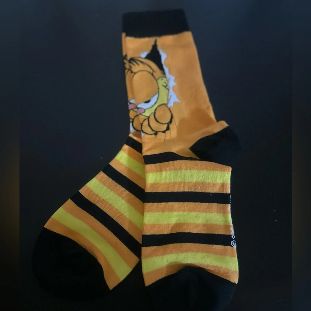 Garfield Themed Gift Set with cup and straw, key chain, Socks and Eye Mask - Picture 7 of 12